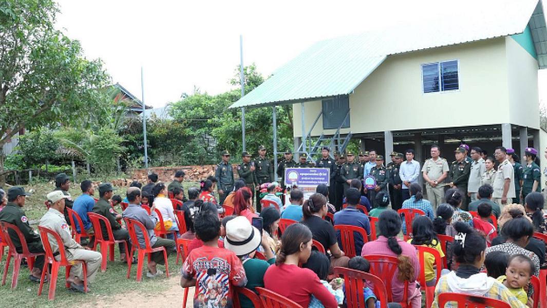 អតីតយុទ្ធជនពិការដោយសារសង្គ្រាមនៅខេត្តកំពង់ធំមួយគ្រួសារ ទទួលបានអំណោយផ្ទះថ្មីពីសម្ដេចតេជោ និងសម្ដេចកិតិ្តព្រឹទ្ធបណ្ឌិត - Image 7