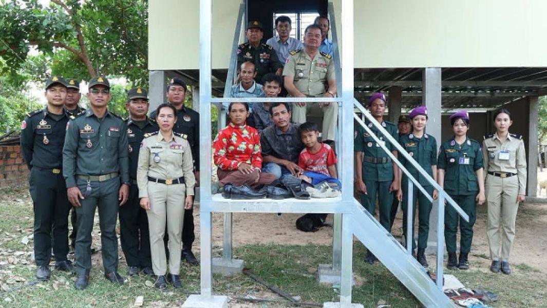 អតីតយុទ្ធជនពិការដោយសារសង្គ្រាមនៅខេត្តកំពង់ធំមួយគ្រួសារ ទទួលបានអំណោយផ្ទះថ្មីពីសម្ដេចតេជោ និងសម្ដេចកិតិ្តព្រឹទ្ធបណ្ឌិត - Image 8