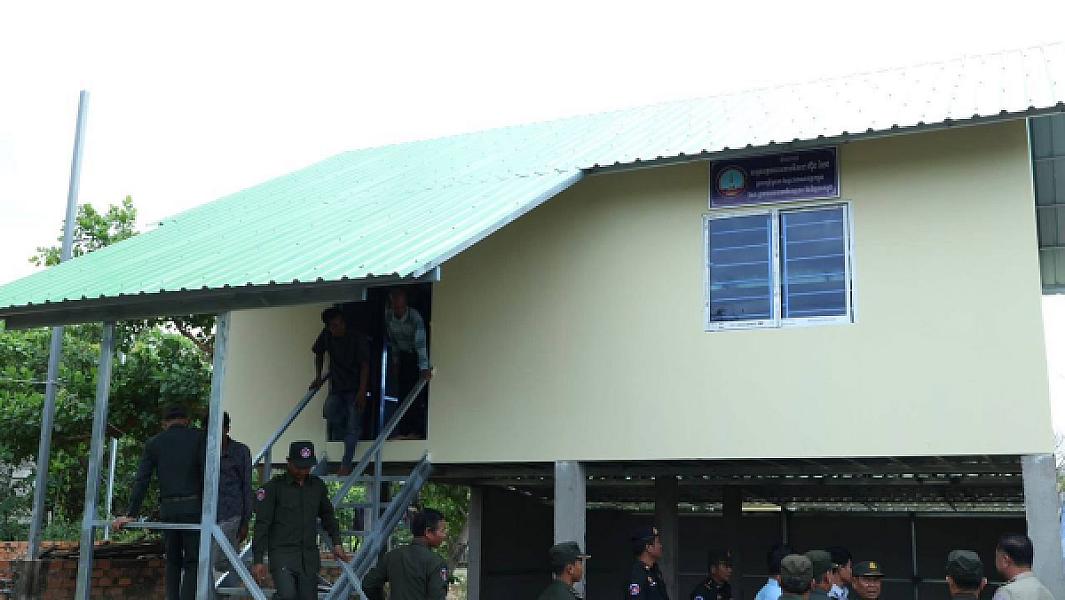 អតីតយុទ្ធជនពិការដោយសារសង្គ្រាមនៅខេត្តកំពង់ធំមួយគ្រួសារ ទទួលបានអំណោយផ្ទះថ្មីពីសម្ដេចតេជោ និងសម្ដេចកិតិ្តព្រឹទ្ធបណ្ឌិត - Image 10