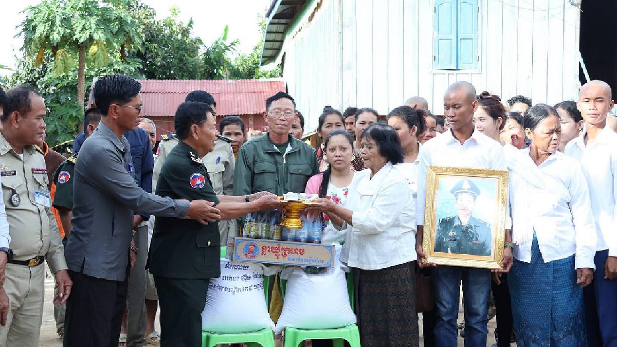 អ.ន.ក ខេត្ត​កំពង់ធំ​ នាំយកថវិកាបេឡាមរណសង្គ្រោះជូនគ្រួសារសពអតីតយុទ្ធជនមួយគ្រួសារ