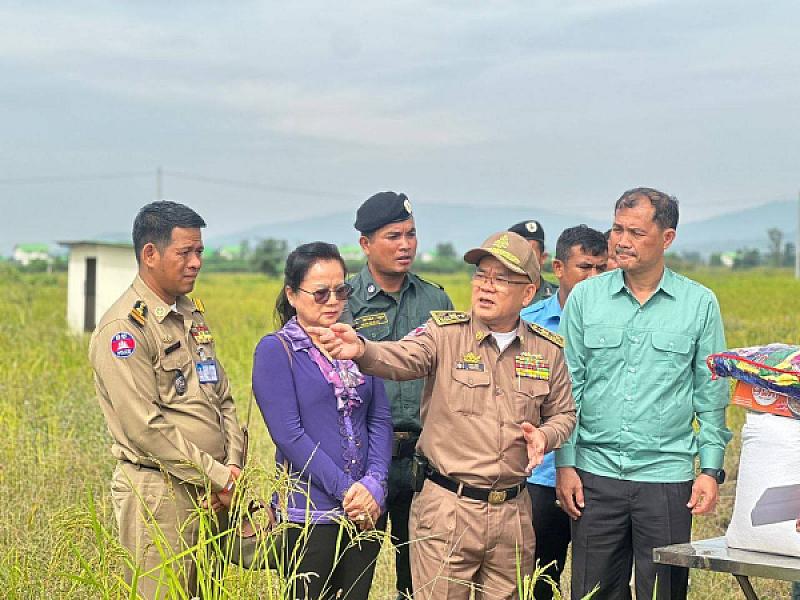 គ្រួសារយុទ្ធជនជួរមុខឈរជើងនៅទិសប្រាសាទតាក្របីនៅខេត្តបាត់ដំបង ទទួលបានផ្ទះ និងដីស្នាក់នៅពីសម្ដេចតេជោ  