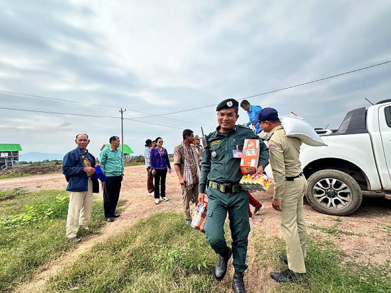 គ្រួសារយុទ្ធជនជួរមុខឈរជើងនៅទិសប្រាសាទតាក្របីនៅខេត្តបាត់ដំបង ទទួលបានផ្ទះ និងដីស្នាក់នៅពីសម្ដេចតេជោ   - Image 2