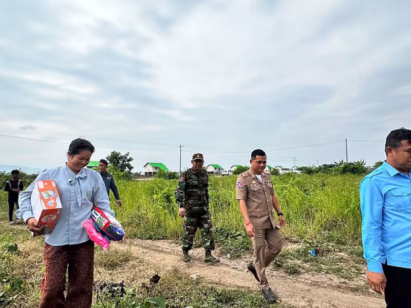 គ្រួសារយុទ្ធជនជួរមុខឈរជើងនៅទិសប្រាសាទតាក្របីនៅខេត្តបាត់ដំបង ទទួលបានផ្ទះ និងដីស្នាក់នៅពីសម្ដេចតេជោ   - Image 4