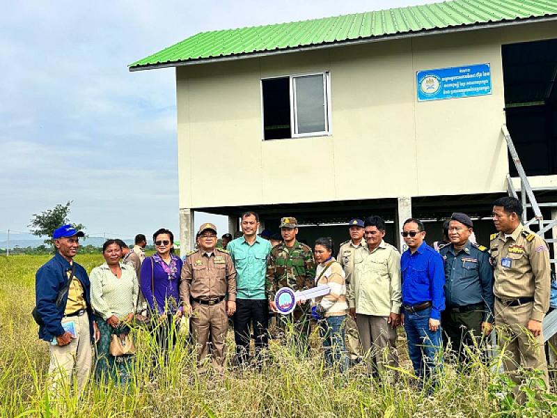 គ្រួសារយុទ្ធជនជួរមុខឈរជើងនៅទិសប្រាសាទតាក្របីនៅខេត្តបាត់ដំបង ទទួលបានផ្ទះ និងដីស្នាក់នៅពីសម្ដេចតេជោ   - Image 5