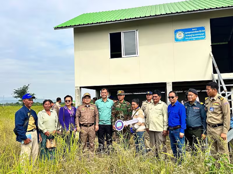 គ្រួសារយុទ្ធជនជួរមុខឈរជើងនៅទិសប្រាសាទតាក្របីនៅខេត្តបាត់ដំបង ទទួលបានផ្ទះ និងដីស្នាក់នៅពីសម្ដេចតេជោ   - Image 5