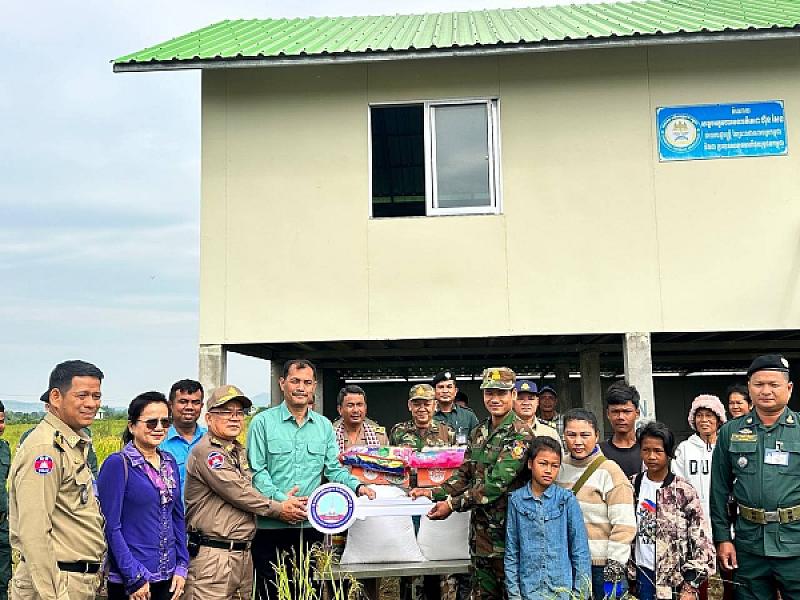 គ្រួសារយុទ្ធជនជួរមុខឈរជើងនៅទិសប្រាសាទតាក្របីនៅខេត្តបាត់ដំបង ទទួលបានផ្ទះ និងដីស្នាក់នៅពីសម្ដេចតេជោ   - Image 6