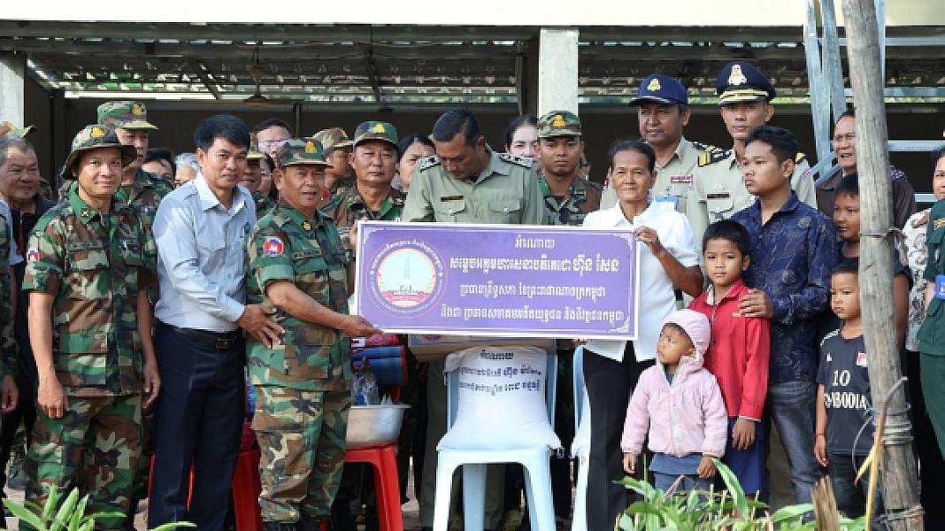 គ្រួសារអតីតយុទ្ធជនពលីនៅក្រុងស្ទឹងសែនមួយគ្រួសារ ទទួលបានអំណោយផ្ទះថ្មីពីសម្ដេចតេជោ និងសម្ដេចកិត្តិព្រឹទ្ធបណ្ឌិត - Image 2