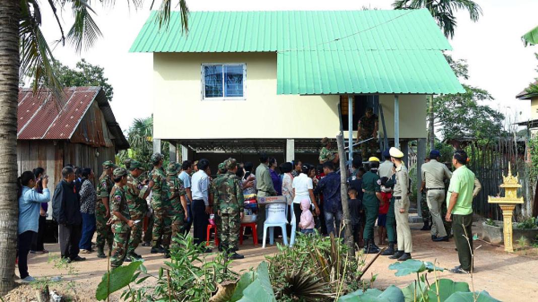 គ្រួសារអតីតយុទ្ធជនពលីនៅក្រុងស្ទឹងសែនមួយគ្រួសារ ទទួលបានអំណោយផ្ទះថ្មីពីសម្ដេចតេជោ និងសម្ដេចកិត្តិព្រឹទ្ធបណ្ឌិត - Image 6