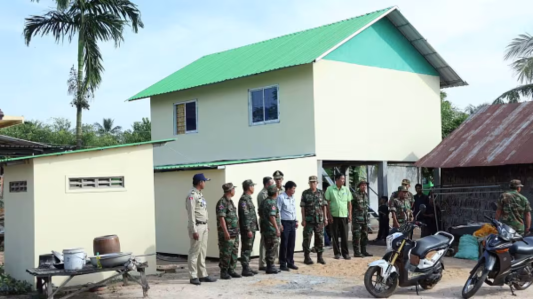 គ្រួសារអតីតយុទ្ធជនពលីនៅក្រុងស្ទឹងសែនមួយគ្រួសារ ទទួលបានអំណោយផ្ទះថ្មីពីសម្ដេចតេជោ និងសម្ដេចកិត្តិព្រឹទ្ធបណ្ឌិត - Image 7