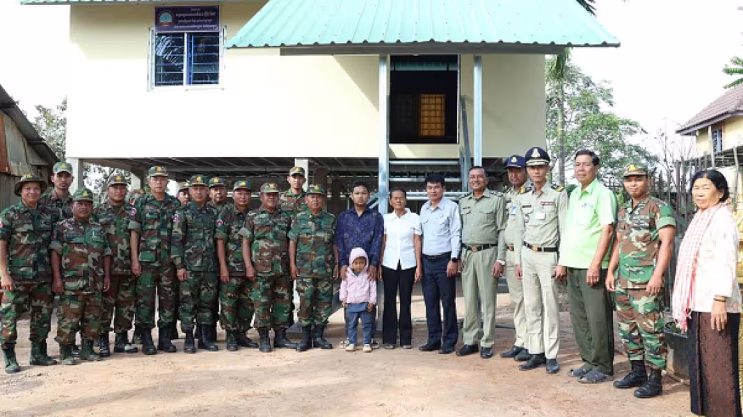 គ្រួសារអតីតយុទ្ធជនពលីនៅក្រុងស្ទឹងសែនមួយគ្រួសារ ទទួលបានអំណោយផ្ទះថ្មីពីសម្ដេចតេជោ និងសម្ដេចកិត្តិព្រឹទ្ធបណ្ឌិត - Image 8