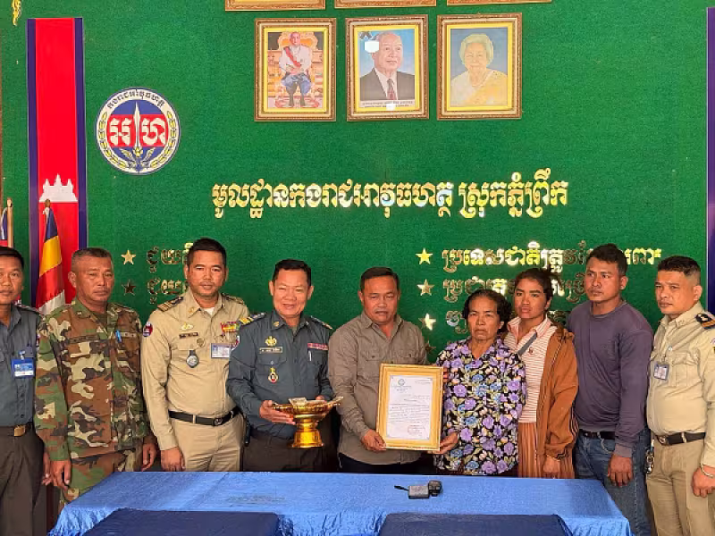 អ.ន.ក ខេត្តបាត់ដំបង នាំយកថវិកាបេឡាមរណសង្គ្រោះប្រគល់ជូនគ្រួសារសពអតីតយុទ្ធជន ២គ្រួសារ