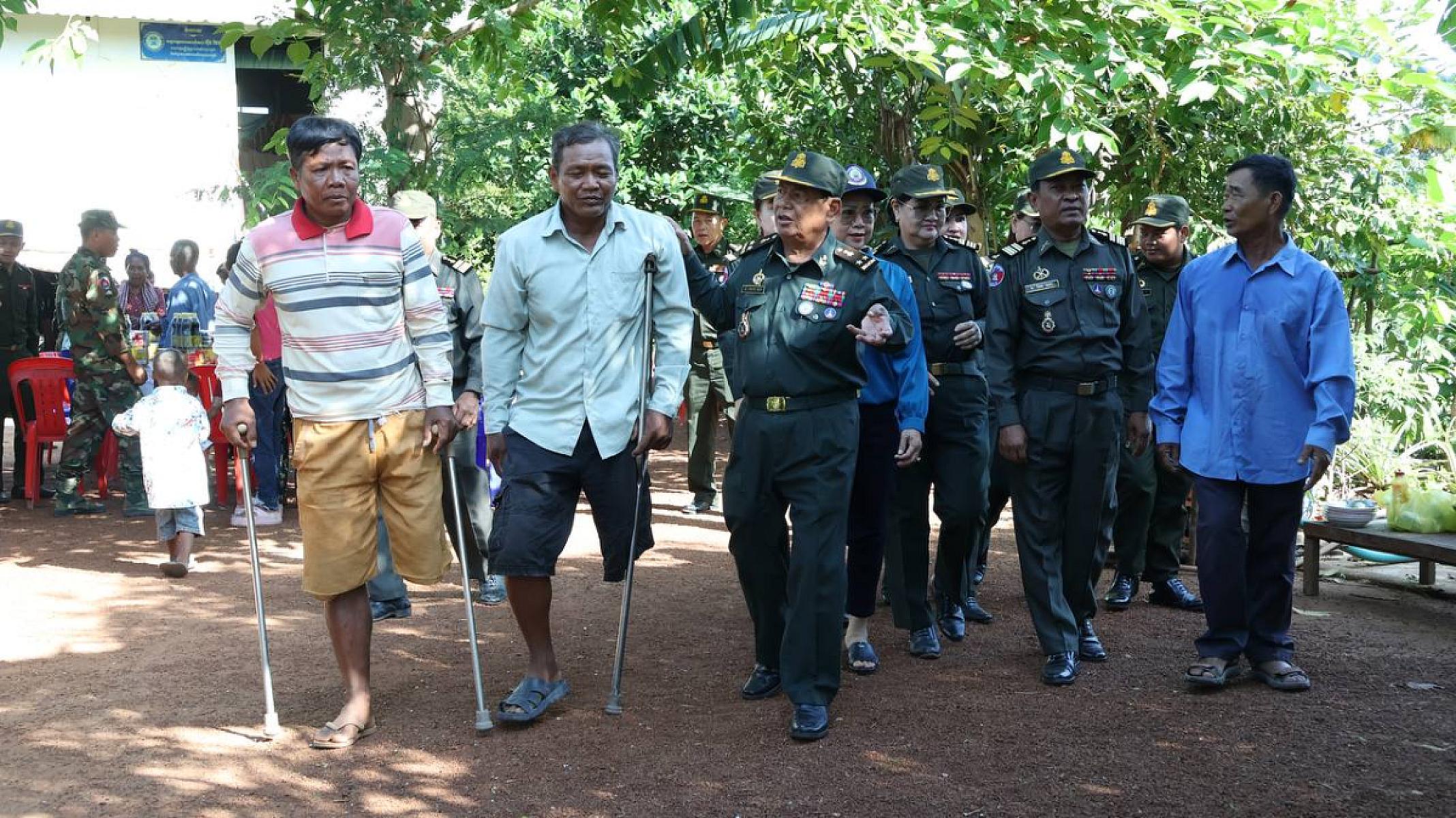 ឧត្តមសេនីយ៍ទោ សោម ស៊ុន មេបញ្ជាការតំបន់ប្រតិបត្តិការសឹករង ប្រធានសមាគមអតីតយុទ្ធជនកម្ពុជា ខេត្តកំពង់ធំ និងភរិយា បានដឹកនាំសហការី ទៅសំណេះសំណាលសាកសួរសុខទុក្ខ និងឧបត្ថម្ភស្បៀងអាហារគ្រឿងឧបភោគបរិភោគ