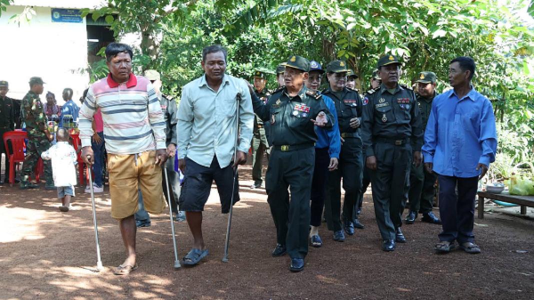 ឧត្តមសេនីយ៍ទោ សោម ស៊ុន មេបញ្ជាការតំបន់ប្រតិបត្តិការសឹករង ប្រធានសមាគមអតីតយុទ្ធជនកម្ពុជា ខេត្តកំពង់ធំ និងភរិយា បានដឹកនាំសហការី ទៅសំណេះសំណាលសាកសួរសុខទុក្ខ និងឧបត្ថម្ភស្បៀងអាហារគ្រឿងឧបភោគបរិភោគ