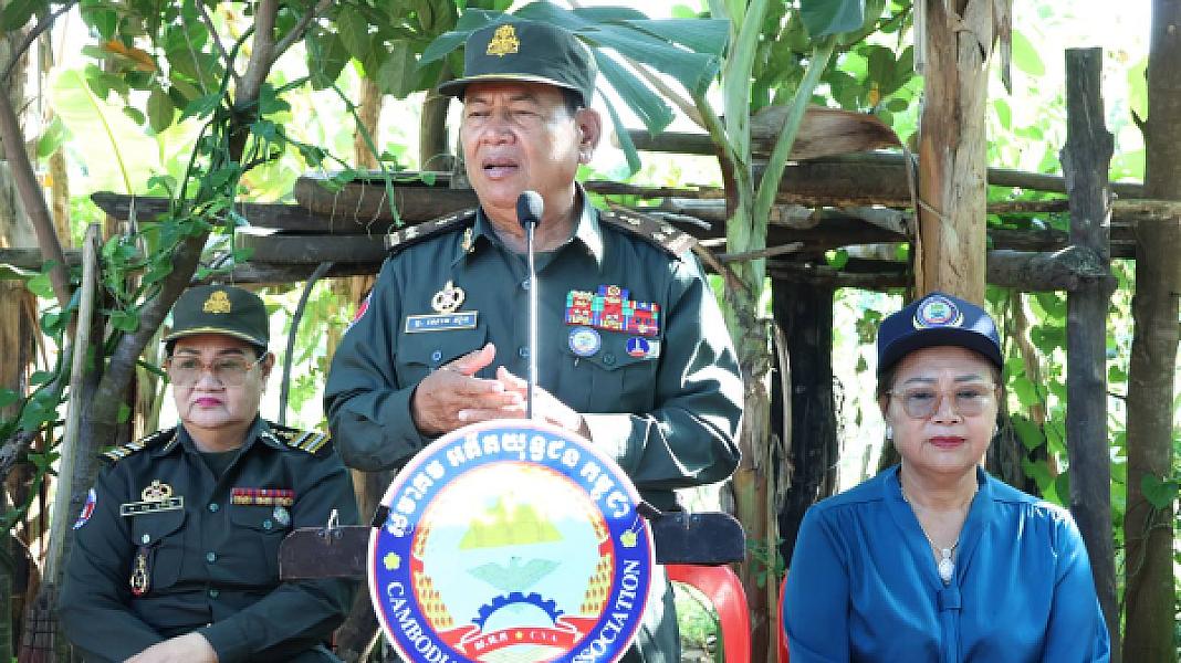 ឧត្តមសេនីយ៍ទោ សោម ស៊ុន មេបញ្ជាការតំបន់ប្រតិបត្តិការសឹករង ប្រធានសមាគមអតីតយុទ្ធជនកម្ពុជា ខេត្តកំពង់ធំ និងភរិយា បានដឹកនាំសហការី ទៅសំណេះសំណាលសាកសួរសុខទុក្ខ និងឧបត្ថម្ភស្បៀងអាហារគ្រឿងឧបភោគបរិភោគ - Image 2