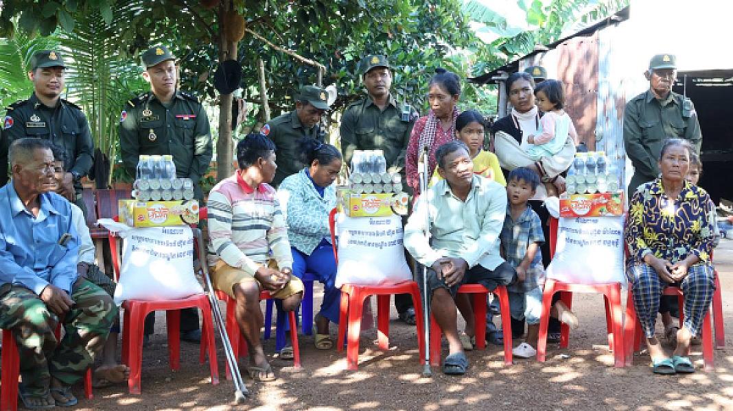 ឧត្តមសេនីយ៍ទោ សោម ស៊ុន មេបញ្ជាការតំបន់ប្រតិបត្តិការសឹករង ប្រធានសមាគមអតីតយុទ្ធជនកម្ពុជា ខេត្តកំពង់ធំ និងភរិយា បានដឹកនាំសហការី ទៅសំណេះសំណាលសាកសួរសុខទុក្ខ និងឧបត្ថម្ភស្បៀងអាហារគ្រឿងឧបភោគបរិភោគ - Image 3