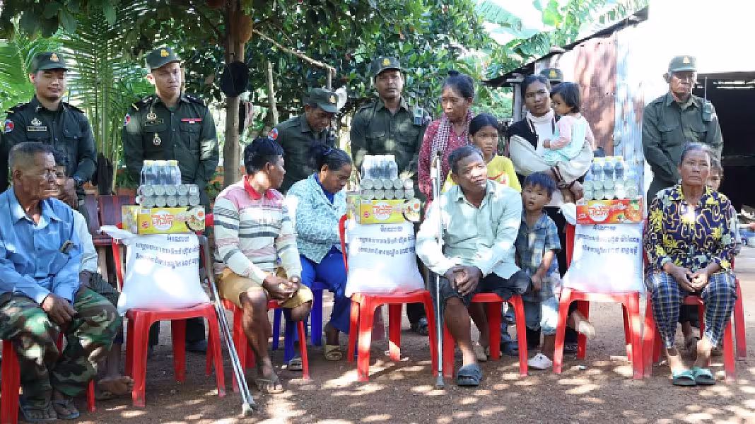 ឧត្តមសេនីយ៍ទោ សោម ស៊ុន មេបញ្ជាការតំបន់ប្រតិបត្តិការសឹករង ប្រធានសមាគមអតីតយុទ្ធជនកម្ពុជា ខេត្តកំពង់ធំ និងភរិយា បានដឹកនាំសហការី ទៅសំណេះសំណាលសាកសួរសុខទុក្ខ និងឧបត្ថម្ភស្បៀងអាហារគ្រឿងឧបភោគបរិភោគ - Image 3