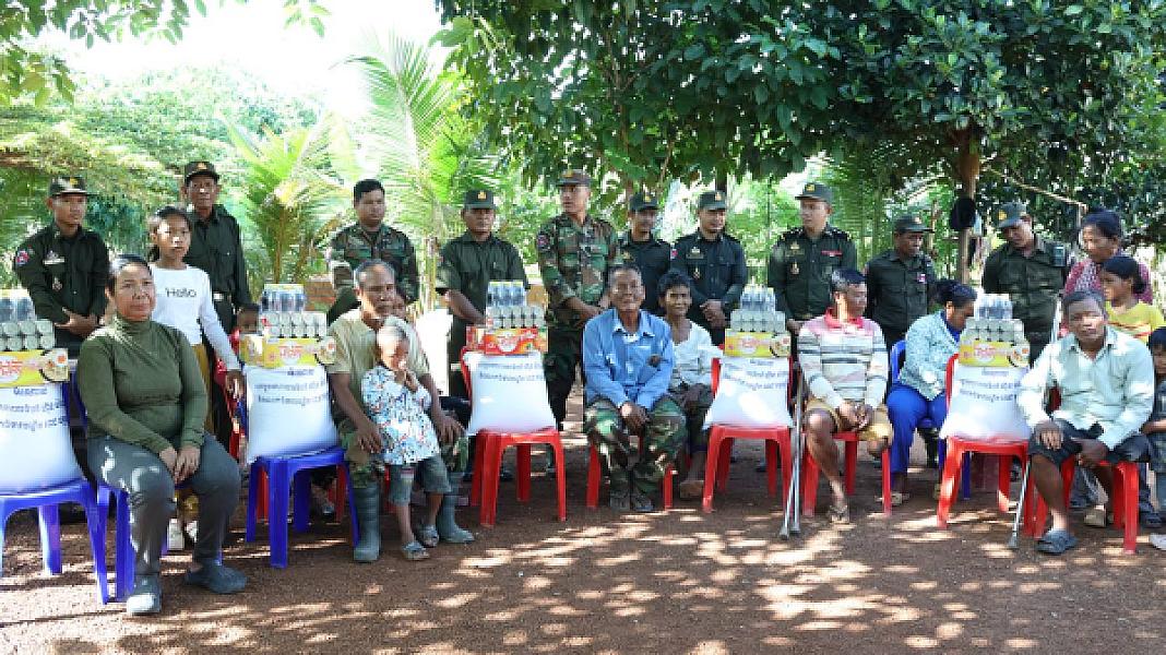 ឧត្តមសេនីយ៍ទោ សោម ស៊ុន មេបញ្ជាការតំបន់ប្រតិបត្តិការសឹករង ប្រធានសមាគមអតីតយុទ្ធជនកម្ពុជា ខេត្តកំពង់ធំ និងភរិយា បានដឹកនាំសហការី ទៅសំណេះសំណាលសាកសួរសុខទុក្ខ និងឧបត្ថម្ភស្បៀងអាហារគ្រឿងឧបភោគបរិភោគ - Image 4