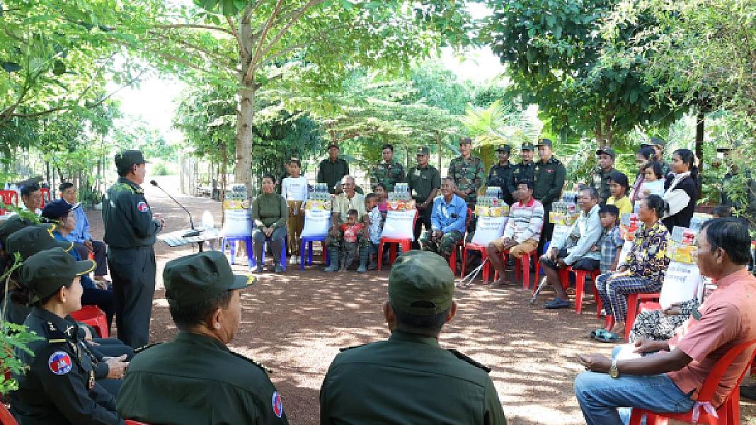 ឧត្តមសេនីយ៍ទោ សោម ស៊ុន មេបញ្ជាការតំបន់ប្រតិបត្តិការសឹករង ប្រធានសមាគមអតីតយុទ្ធជនកម្ពុជា ខេត្តកំពង់ធំ និងភរិយា បានដឹកនាំសហការី ទៅសំណេះសំណាលសាកសួរសុខទុក្ខ និងឧបត្ថម្ភស្បៀងអាហារគ្រឿងឧបភោគបរិភោគ - Image 5