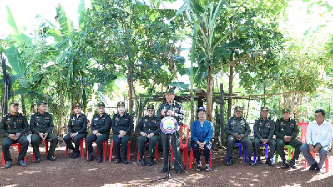 ឧត្តមសេនីយ៍ទោ សោម ស៊ុន មេបញ្ជាការតំបន់ប្រតិបត្តិការសឹករង ប្រធានសមាគមអតីតយុទ្ធជនកម្ពុជា ខេត្តកំពង់ធំ និងភរិយា បានដឹកនាំសហការី ទៅសំណេះសំណាលសាកសួរសុខទុក្ខ និងឧបត្ថម្ភស្បៀងអាហារគ្រឿងឧបភោគបរិភោគ - Image 6