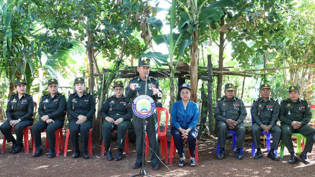 ឧត្តមសេនីយ៍ទោ សោម ស៊ុន មេបញ្ជាការតំបន់ប្រតិបត្តិការសឹករង ប្រធានសមាគមអតីតយុទ្ធជនកម្ពុជា ខេត្តកំពង់ធំ និងភរិយា បានដឹកនាំសហការី ទៅសំណេះសំណាលសាកសួរសុខទុក្ខ និងឧបត្ថម្ភស្បៀងអាហារគ្រឿងឧបភោគបរិភោគ - Image 7