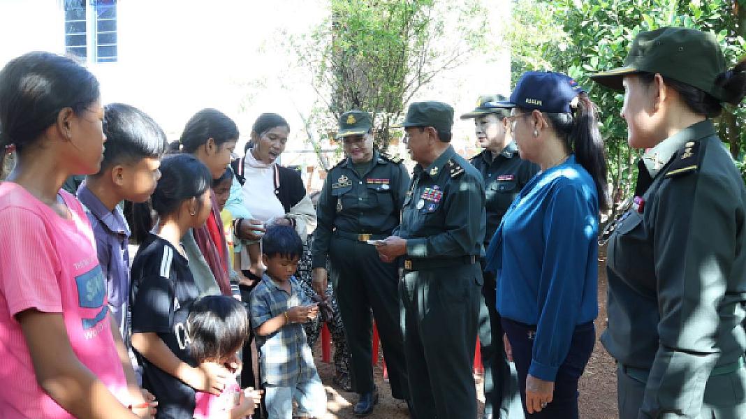 ឧត្តមសេនីយ៍ទោ សោម ស៊ុន មេបញ្ជាការតំបន់ប្រតិបត្តិការសឹករង ប្រធានសមាគមអតីតយុទ្ធជនកម្ពុជា ខេត្តកំពង់ធំ និងភរិយា បានដឹកនាំសហការី ទៅសំណេះសំណាលសាកសួរសុខទុក្ខ និងឧបត្ថម្ភស្បៀងអាហារគ្រឿងឧបភោគបរិភោគ - Image 8