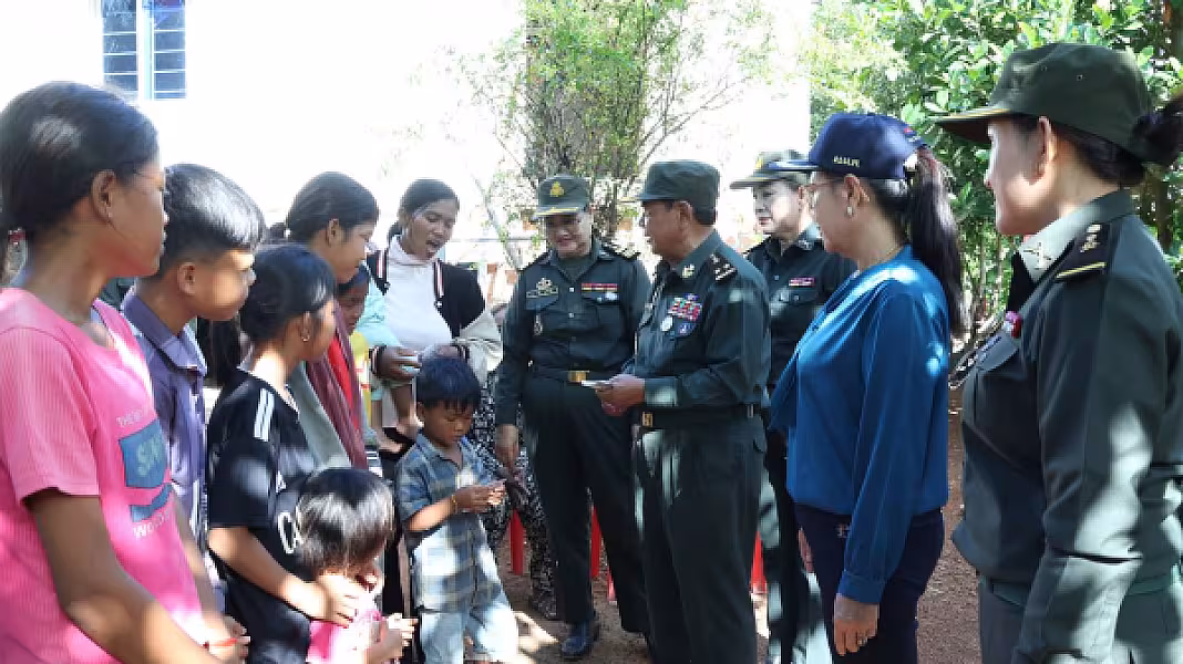 ឧត្តមសេនីយ៍ទោ សោម ស៊ុន មេបញ្ជាការតំបន់ប្រតិបត្តិការសឹករង ប្រធានសមាគមអតីតយុទ្ធជនកម្ពុជា ខេត្តកំពង់ធំ និងភរិយា បានដឹកនាំសហការី ទៅសំណេះសំណាលសាកសួរសុខទុក្ខ និងឧបត្ថម្ភស្បៀងអាហារគ្រឿងឧបភោគបរិភោគ - Image 8