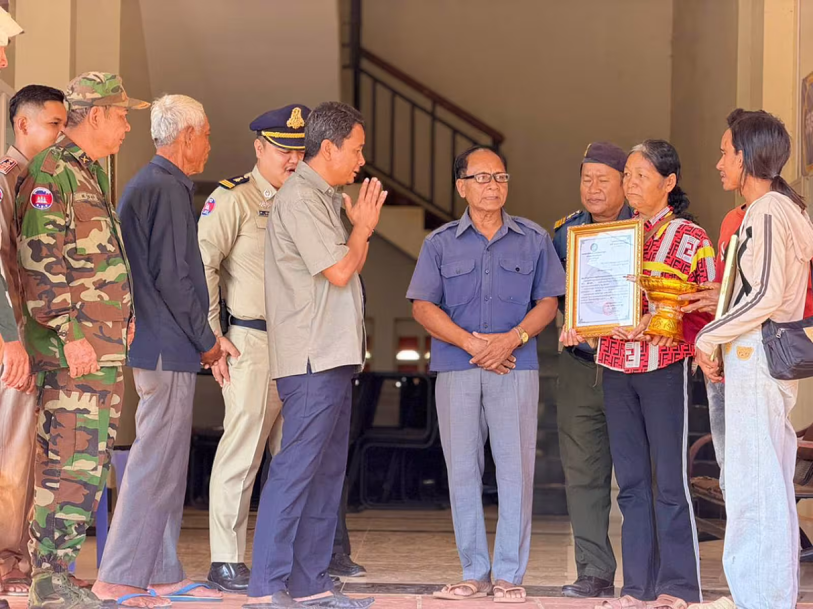 អ.ន.ក. ស្រុកគាស់ក្រឡ នាំយកថវិកាបេឡាមរណសង្គ្រោះជូនគ្រួសារសពអតីតយុទ្ធជនមួយគ្រួសារ