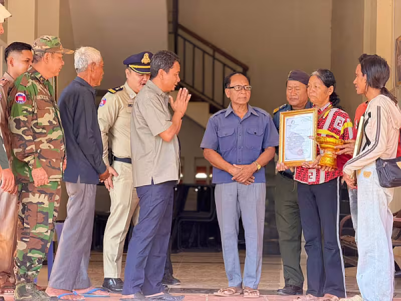 អ.ន.ក. ស្រុកគាស់ក្រឡ នាំយកថវិកាបេឡាមរណសង្គ្រោះជូនគ្រួសារសពអតីតយុទ្ធជនមួយគ្រួសារ