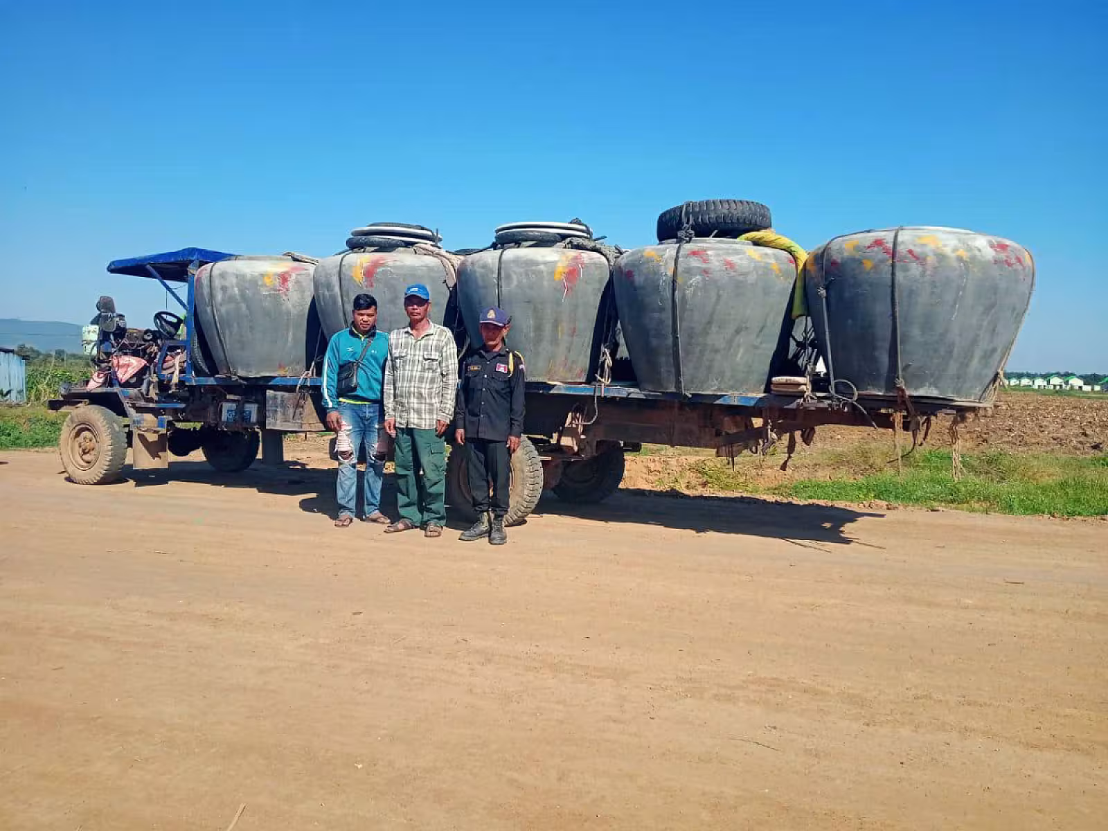 អ.ន.ក. ខេត្តបាត់ដំបង ដឹកពាងទឹកចំនួន ២០ពាង ជូនគ្រួសារអតីតយុទ្ធជនរស់នៅលើដីសម្បទានសង្គមកិច្ច