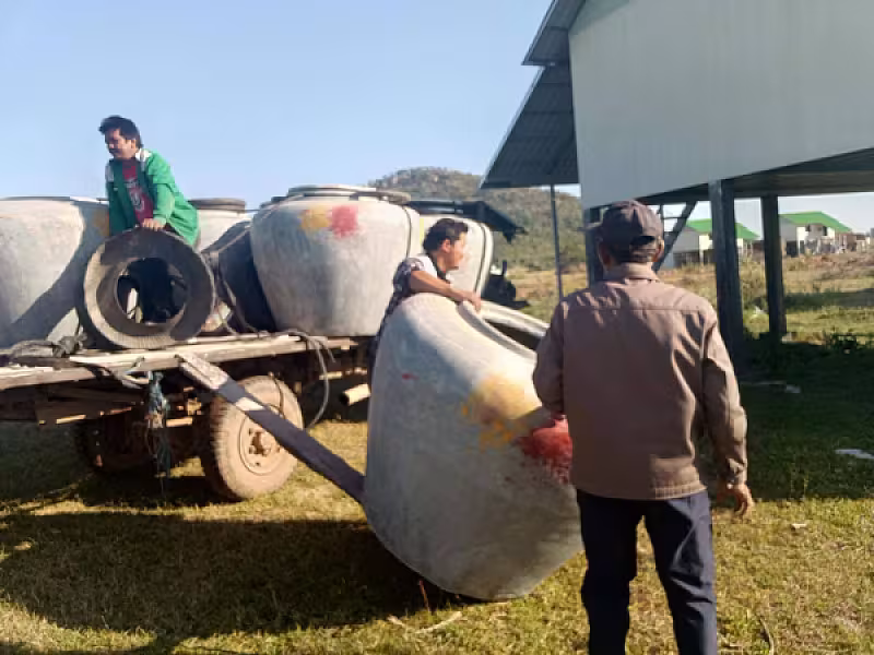 អ.ន.ក. ខេត្តបាត់ដំបង ដឹកពាងទឹកចំនួន ២០ពាង ជូនគ្រួសារអតីតយុទ្ធជនរស់នៅលើដីសម្បទានសង្គមកិច្ច - Image 2