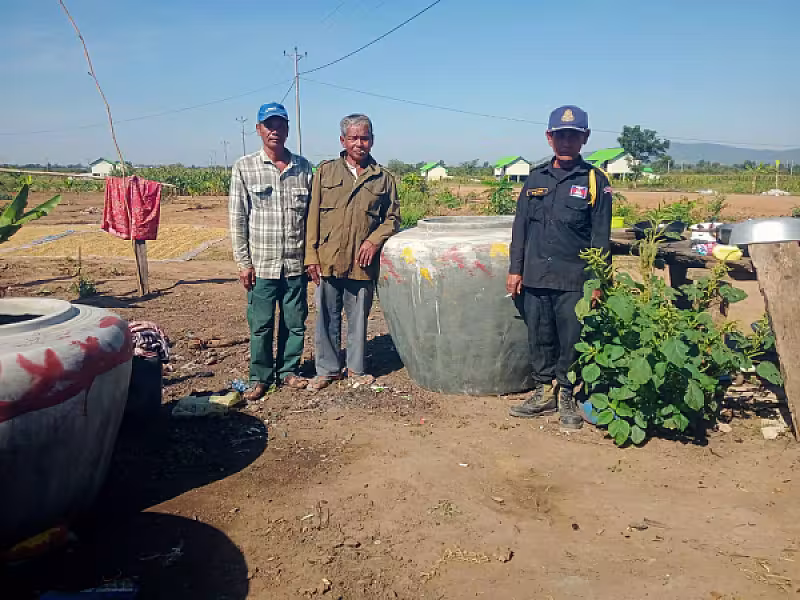 អ.ន.ក. ខេត្តបាត់ដំបង ដឹកពាងទឹកចំនួន ២០ពាង ជូនគ្រួសារអតីតយុទ្ធជនរស់នៅលើដីសម្បទានសង្គមកិច្ច - Image 3