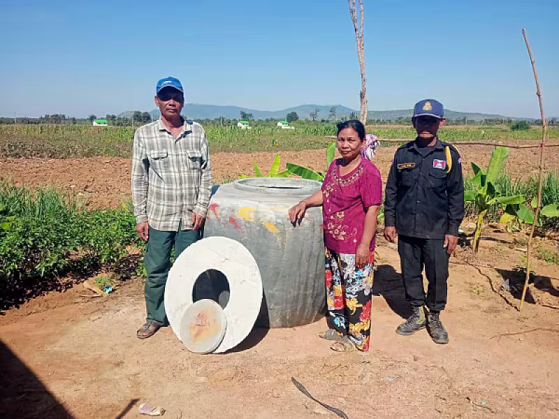 អ.ន.ក. ខេត្តបាត់ដំបង ដឹកពាងទឹកចំនួន ២០ពាង ជូនគ្រួសារអតីតយុទ្ធជនរស់នៅលើដីសម្បទានសង្គមកិច្ច - Image 4