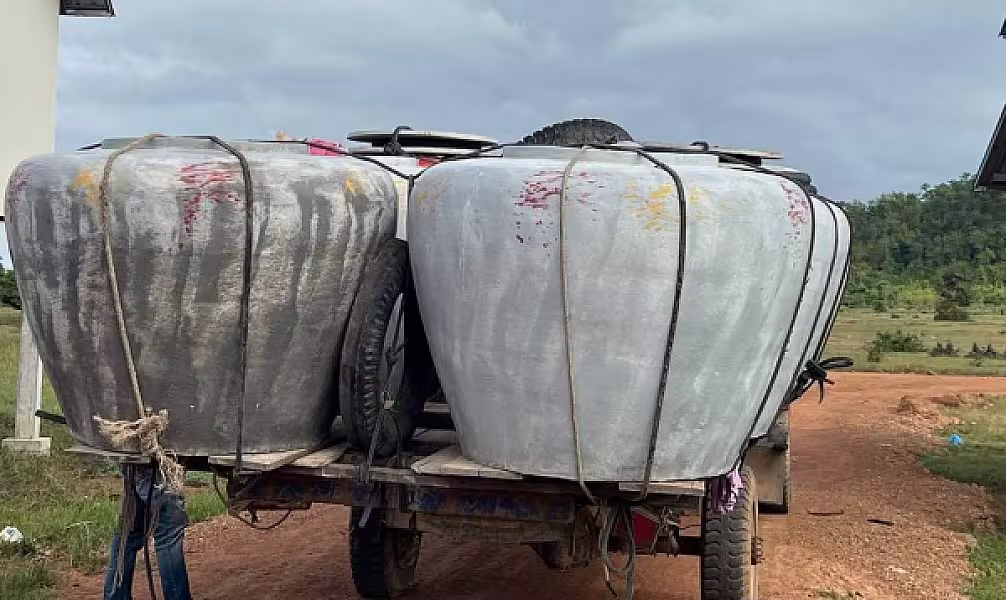 អ.ន.ក. ខេត្តបាត់ដំបង ចែកពាងទឹកចំនួន ២០ពាង ជូនគ្រួសារអតីតយុទ្ធជនរស់នៅភូមិព្រៃសិន និងភូមិគោករកា  - Image 5