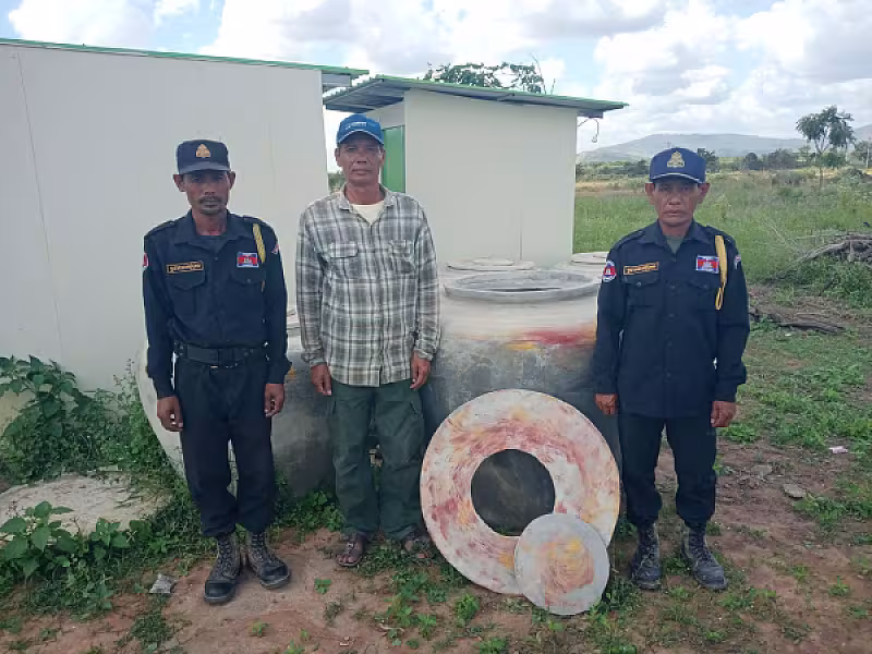 អ.ន.ក. ខេត្តបាត់ដំបង ចែកពាងទឹកចំនួន ២០ ជូនគ្រួសារអតីតយុទ្ធជនរស់នៅភូមិព្រៃសិន និងភូមិគោករកា  - Image 3