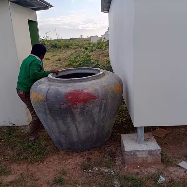 អ.ន.ក. ខេត្តបាត់ដំបង ចែកពាងទឹកចំនួន ២០ ជូនគ្រួសារអតីតយុទ្ធជនរស់នៅភូមិព្រៃសិន និងភូមិគោករកា  - Image 6