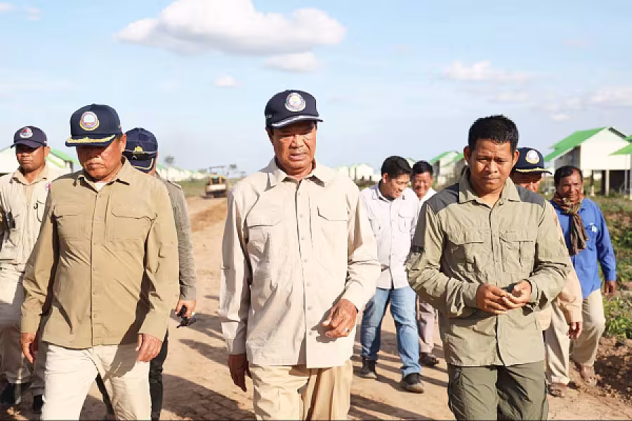 ឯកឧត្តមកិត្តិសង្គហបណ្ឌិត គន់ គីម អញ្ជើញពិនិត្យការស្ថាបនាផ្លូវជូនអតីតយុទ្ធជន និងនិវត្តជន ក្នុងស្រុកគាស់ក្រឡ - Image 2