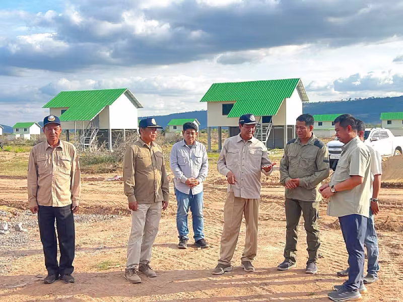 ឯកឧត្តមកិត្តិសង្គហបណ្ឌិត គន់ គីម អញ្ជើញពិនិត្យការស្ថាបនាផ្លូវជូនអតីតយុទ្ធជន និងនិវត្តជន ក្នុងស្រុកគាស់ក្រឡ - Image 3