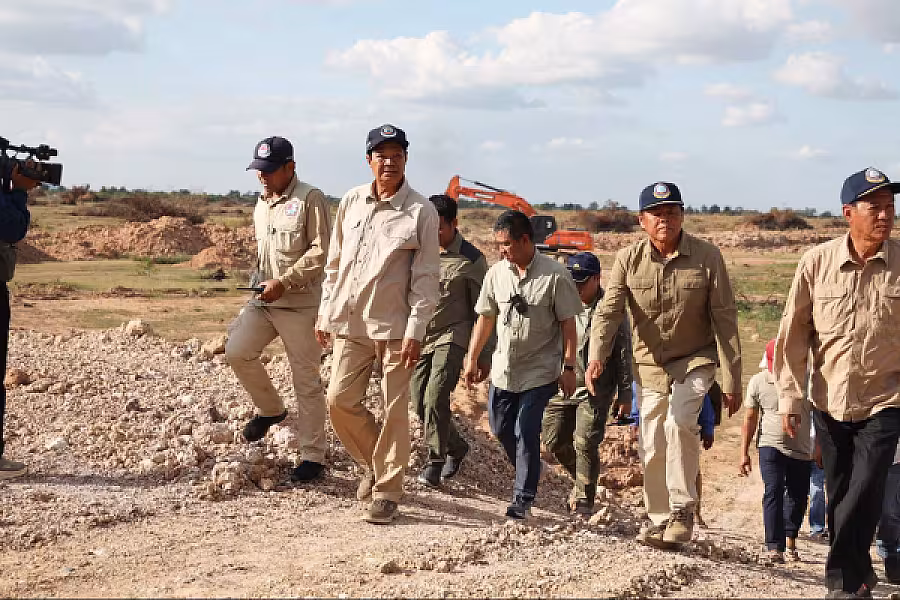 ឯកឧត្តមកិត្តិសង្គហបណ្ឌិត គន់ គីម អញ្ជើញពិនិត្យការស្ថាបនាផ្លូវជូនអតីតយុទ្ធជន និងនិវត្តជន ក្នុងស្រុកគាស់ក្រឡ - Image 7