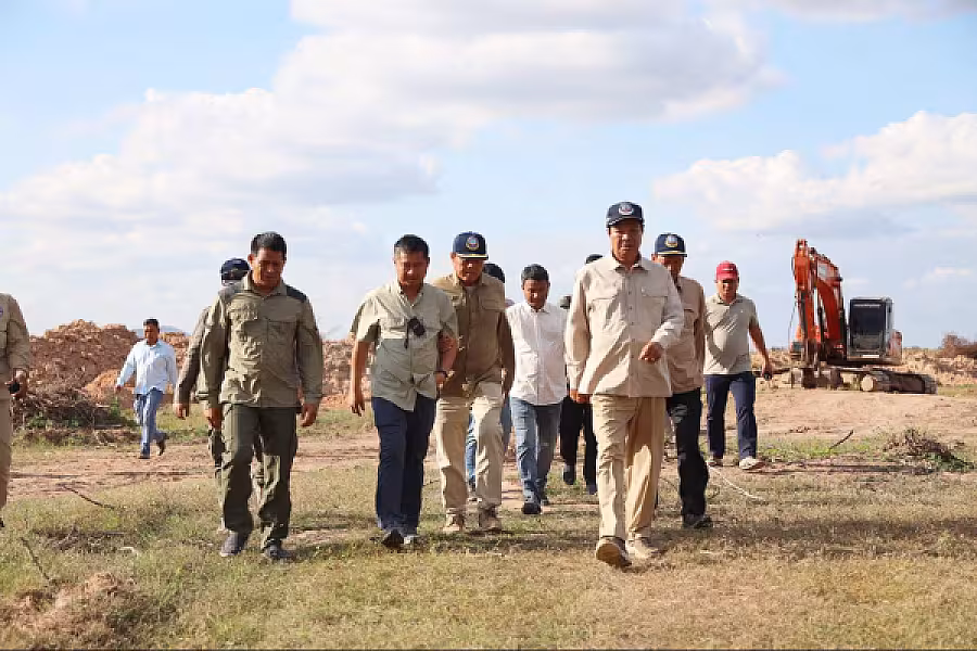 ឯកឧត្តមកិត្តិសង្គហបណ្ឌិត គន់ គីម អញ្ជើញពិនិត្យការស្ថាបនាផ្លូវជូនអតីតយុទ្ធជន និងនិវត្តជន ក្នុងស្រុកគាស់ក្រឡ - Image 8