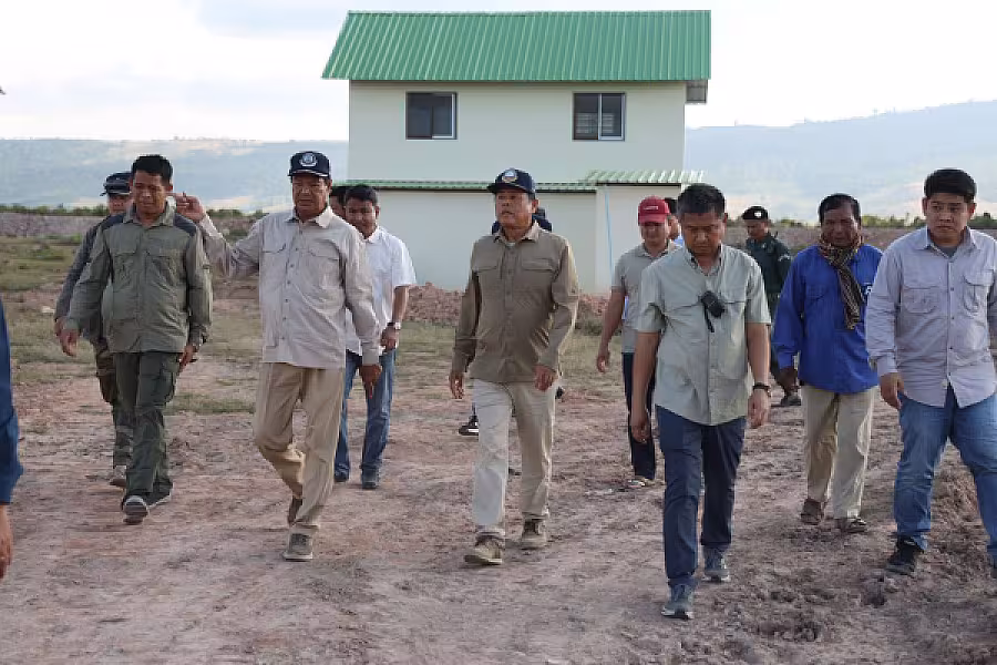 ឯកឧត្តមកិត្តិសង្គហបណ្ឌិត គន់ គីម អញ្ជើញពិនិត្យការស្ថាបនាផ្លូវជូនអតីតយុទ្ធជន និងនិវត្តជន ក្នុងស្រុកគាស់ក្រឡ - Image 10