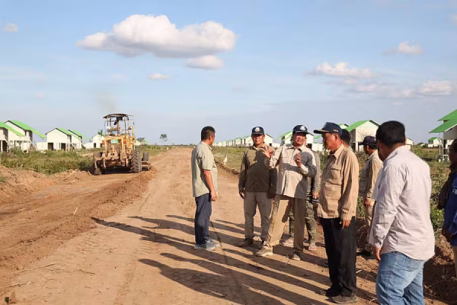 ឯកឧត្តមកិត្តិសង្គហបណ្ឌិត គន់ គីម អញ្ជើញពិនិត្យការស្ថាបនាផ្លូវជូនអតីតយុទ្ធជន និងនិវត្តជន ក្នុងស្រុកគាស់ក្រឡ - Image 12