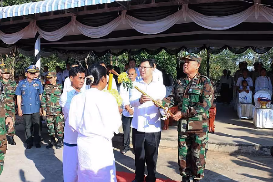 ឯកឧត្តម អ៊ុក ឃ្នួច អញ្ជើញជាអធិបតីក្នុងពិធីប្រទានព្រះអគ្គីបូជាសពវីរកងទ័ព ដុញ ដឿប យុទ្ធជនពលីក្នុងសមរភូមិទិសបឹងត្រកួន - Image 3