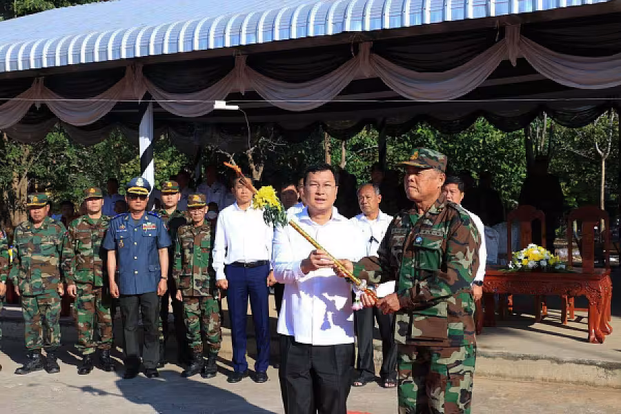 ឯកឧត្តម អ៊ុក ឃ្នួច អញ្ជើញជាអធិបតីក្នុងពិធីប្រទានព្រះអគ្គីបូជាសពវីរកងទ័ព ដុញ ដឿប យុទ្ធជនពលីក្នុងសមរភូមិទិសបឹងត្រកួន - Image 4