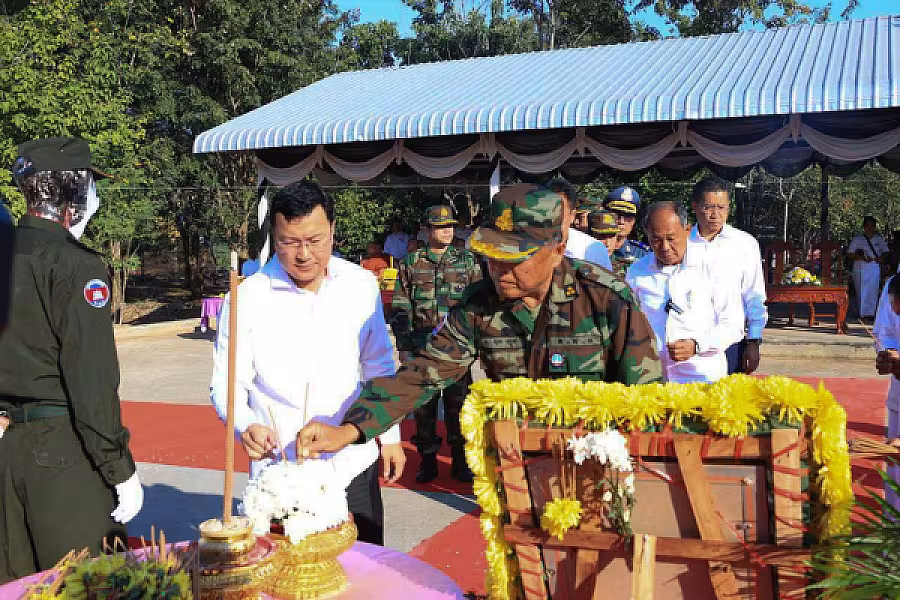 ឯកឧត្តម អ៊ុក ឃ្នួច អញ្ជើញជាអធិបតីក្នុងពិធីប្រទានព្រះអគ្គីបូជាសពវីរកងទ័ព ដុញ ដឿប យុទ្ធជនពលីក្នុងសមរភូមិទិសបឹងត្រកួន - Image 6