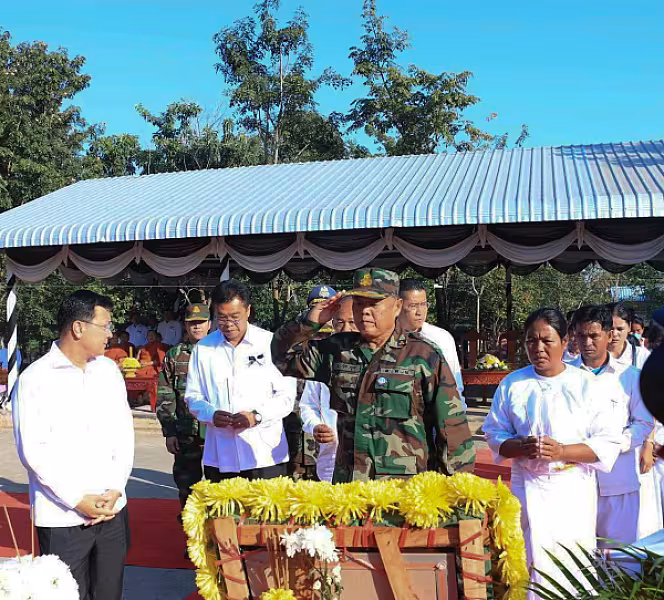 ឯកឧត្តម អ៊ុក ឃ្នួច អញ្ជើញជាអធិបតីក្នុងពិធីប្រទានព្រះអគ្គីបូជាសពវីរកងទ័ព ដុញ ដឿប យុទ្ធជនពលីក្នុងសមរភូមិទិសបឹងត្រកួន - Image 7