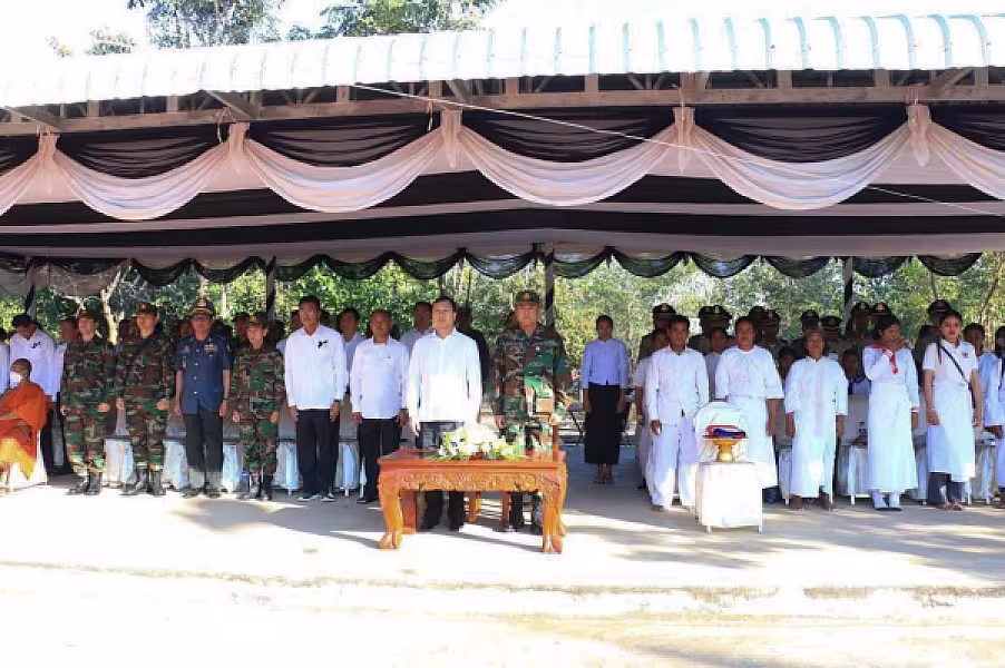 ឯកឧត្តម អ៊ុក ឃ្នួច អញ្ជើញជាអធិបតីក្នុងពិធីប្រទានព្រះអគ្គីបូជាសពវីរកងទ័ព ដុញ ដឿប យុទ្ធជនពលីក្នុងសមរភូមិទិសបឹងត្រកួន - Image 9