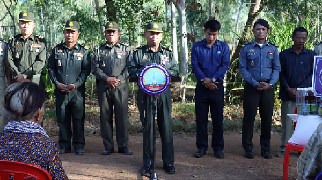 អតីតយុទ្ធជន២គ្រួសាររស់នៅក្រុងស្ទឹងសែនទទួលបានអំណោយផ្ទះថ្មីពីសម្ដេចតេជោហ៊ុន សែន - Image 2