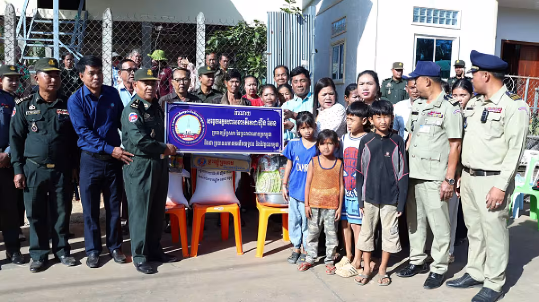 អតីតយុទ្ធជន២គ្រួសាររស់នៅក្រុងស្ទឹងសែនទទួលបានអំណោយផ្ទះថ្មីពីសម្ដេចតេជោហ៊ុន សែន - Image 9