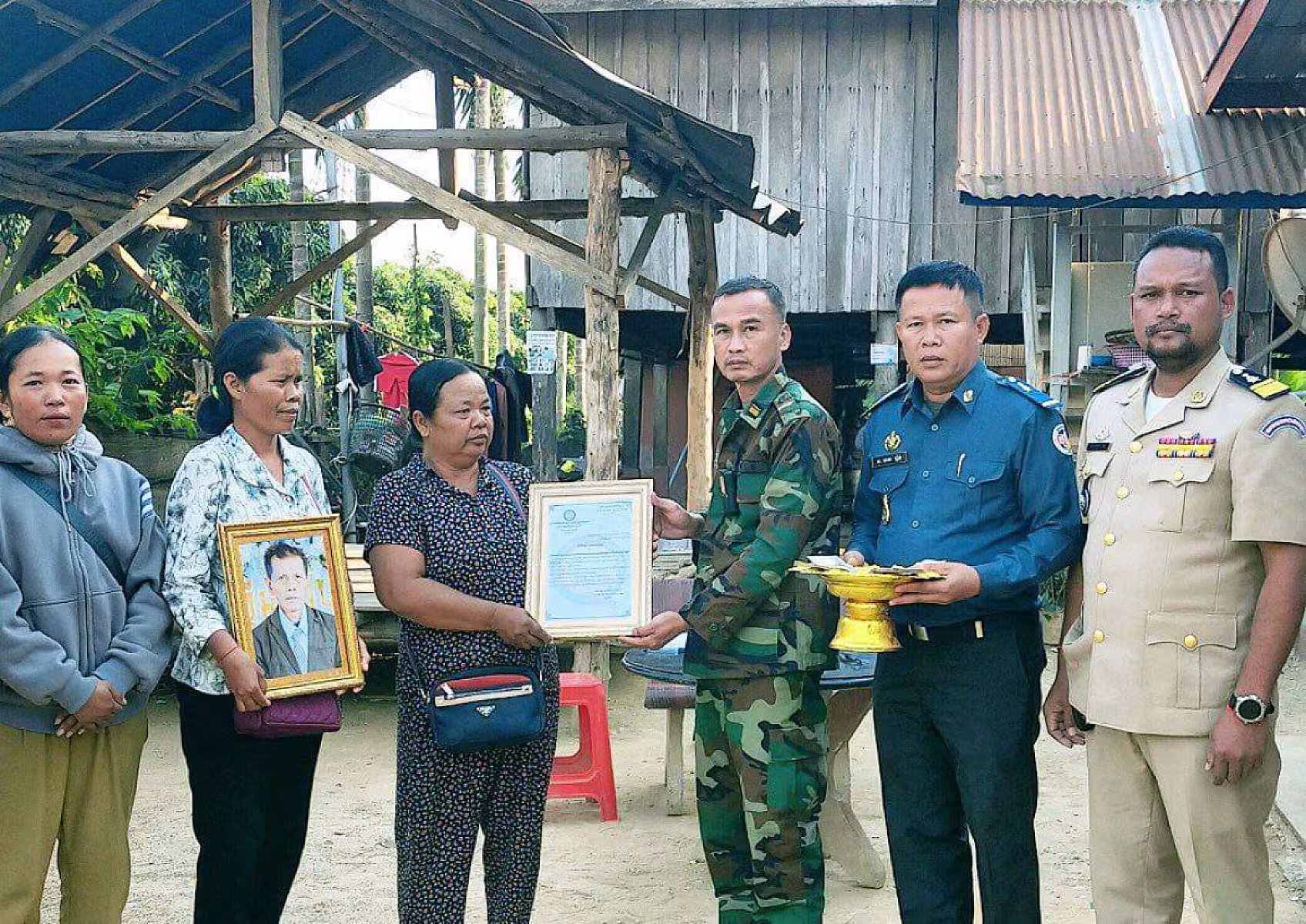 អ.ន.ក. ស្រុកសំពៅលូន នាំយកថវិកាមរណសង្គ្រោះជូនគ្រួសារអតីតយុទ្ធជនមរណភាព