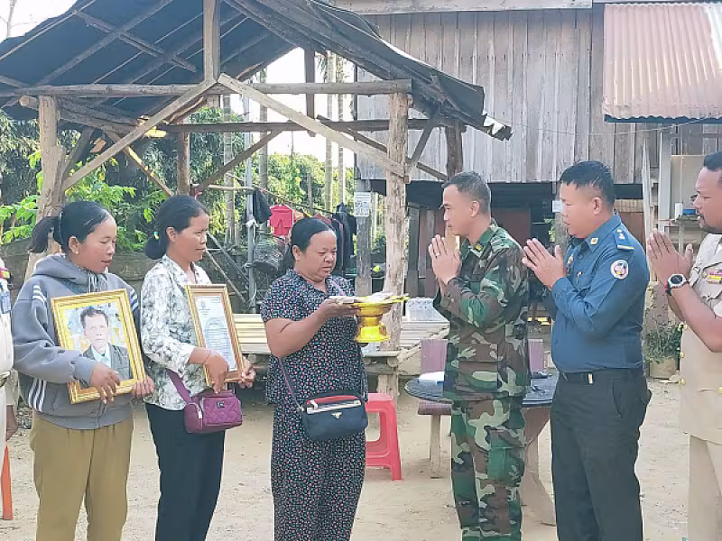 អ.ន.ក. ស្រុកសំពៅលូន នាំយកថវិកាមរណសង្គ្រោះជូនគ្រួសារអតីតយុទ្ធជនមរណភាព - Image 3